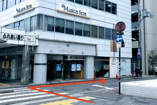 近鉄百貨店の前を通って阪和ビル(1F時計店)を右折します